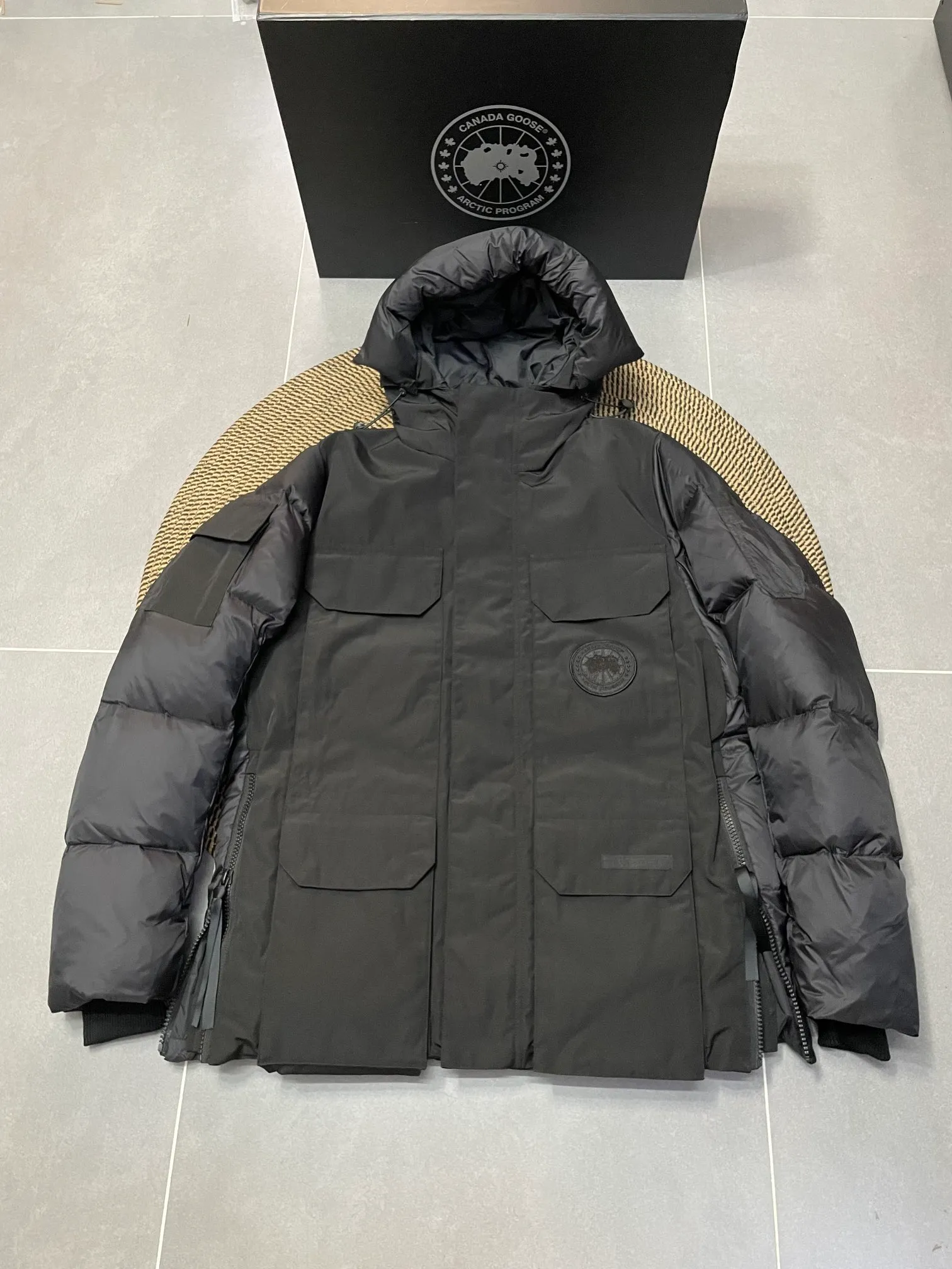 P1180 2058MW CanadaGoose limited edition white label environmentally friendly expedition model has been shipped. (The down collar can be replaced with a wolf fur collar +100) The Standard Expedition parka incorporates the classic design of our parka, and the CanadaGoose coat sets the standard for sustainable and environmentally friendly design in the future. Drawing on the functional design elements of the Expedition parka, while using more sustainable materials and processes to produce it, it adheres to the concept of environmental protection, takes practical actions to prevent global warming, and uses excellent quality to drive away the cold. Color: Black White Pink Gray Size: XS S M L XL XXL